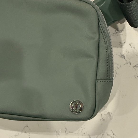 lululemon Everywhere Belt Bag 2L - Green - Like New! - Picture 2 of 4